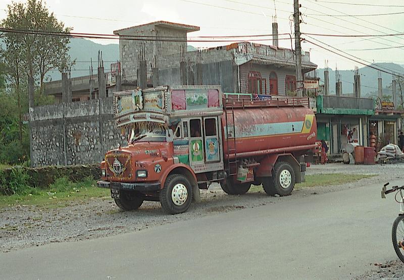 81_pokhara_car.JPG